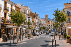 Stedelijke kern in Spanje met hoge dichtheid, infrastructuur en snelle toegang tot hulpdiensten, wat het verzekeringsrisico verlaagt